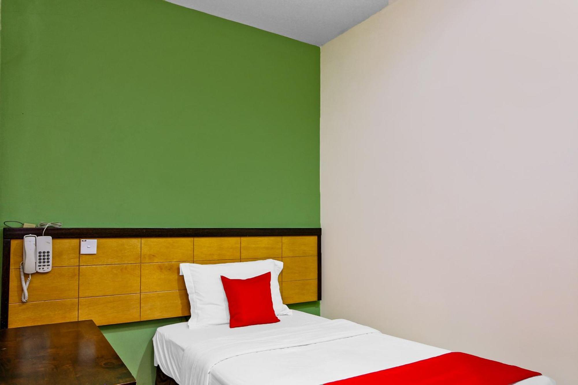 Oyo 44054 Holiday Mansion Inn Sibu Kültér fotó